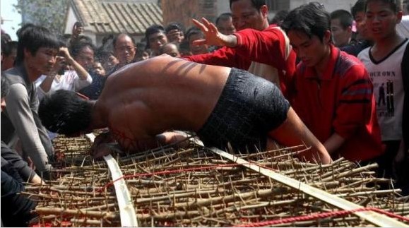 粤西骇人民俗 男子成年就要翻刺床（图）