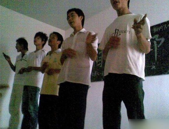 偷拍传销内幕 罕见洗脑过程及教材曝光