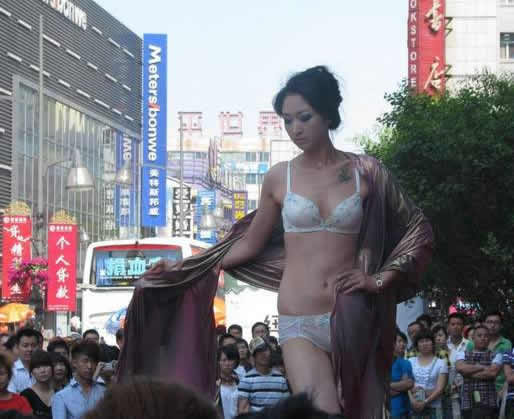 某市亚泰富苑内衣秀 亮瞎你的眼（图）