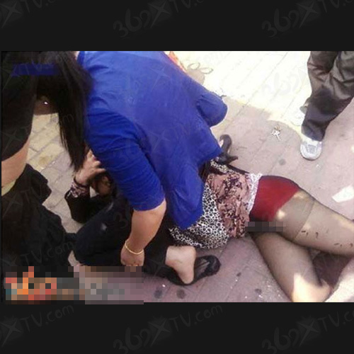 野蛮女人街头打架 发飙野蛮女人惹不起（图）